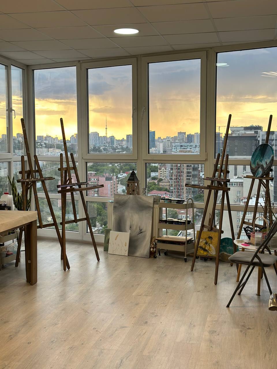 Арт-студія Van Gogh's з драматичним заходом сонця над панорамою Києва